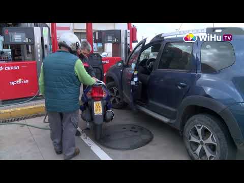 Los onubenses acuden en masa a las gasolineras, desbordadas por la marea de clientes