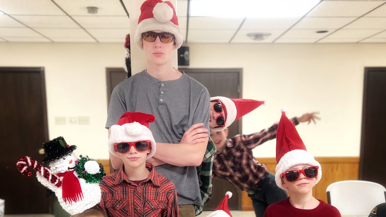 Fun Family Celebrating // Christmas with a large family - YouTube