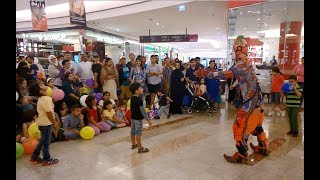 Clowning at Dubai Mall