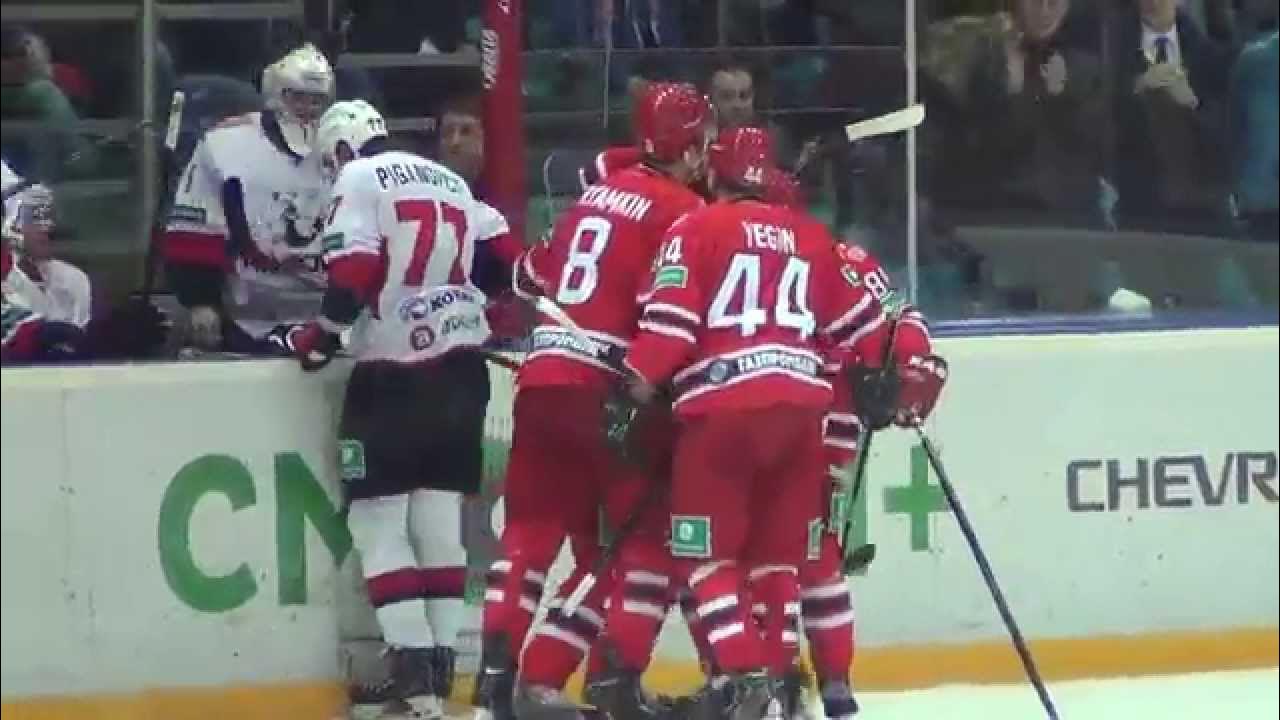 Автомобилист против трактор. Трактор автомобилист 6 января. Трактор против автомобилиста хоккей. Трактор автомобилист. Трактор автомобилист.