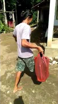 anak di masukkan ke kantong plastik lucu