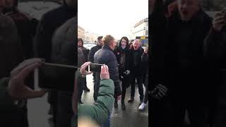 В Петербурге депутат Госдумы Виталий Милонов вышел к протестующим  Его встретили тепло, по питерски