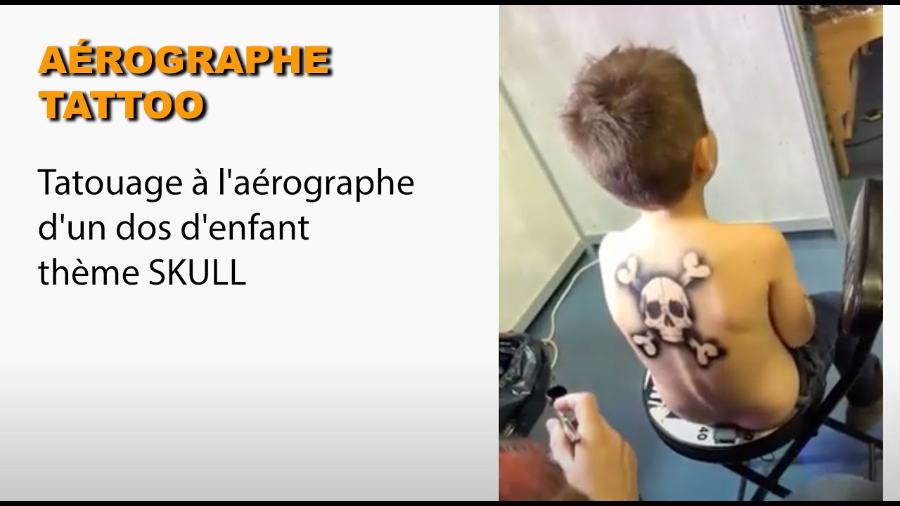 Tatouage à l'aérographe d'un dos d'enfant motifs tête de mort. tatouage  éphémère 