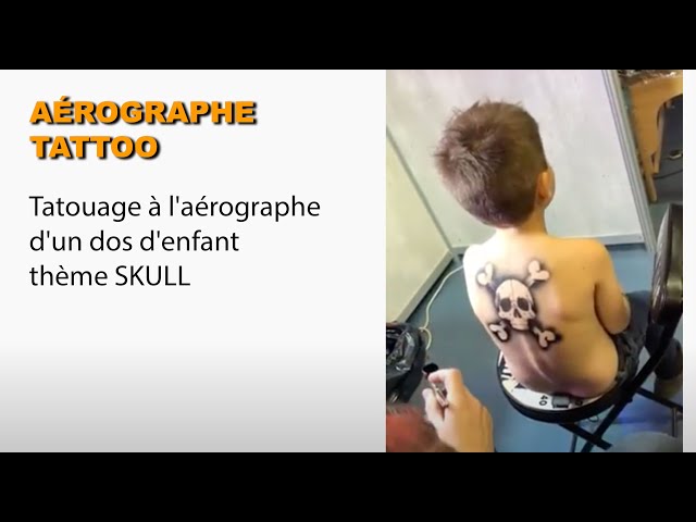 Tatouage à l'aérographe d'un dos d'enfant motifs tête de mort. tatouage  éphémère 