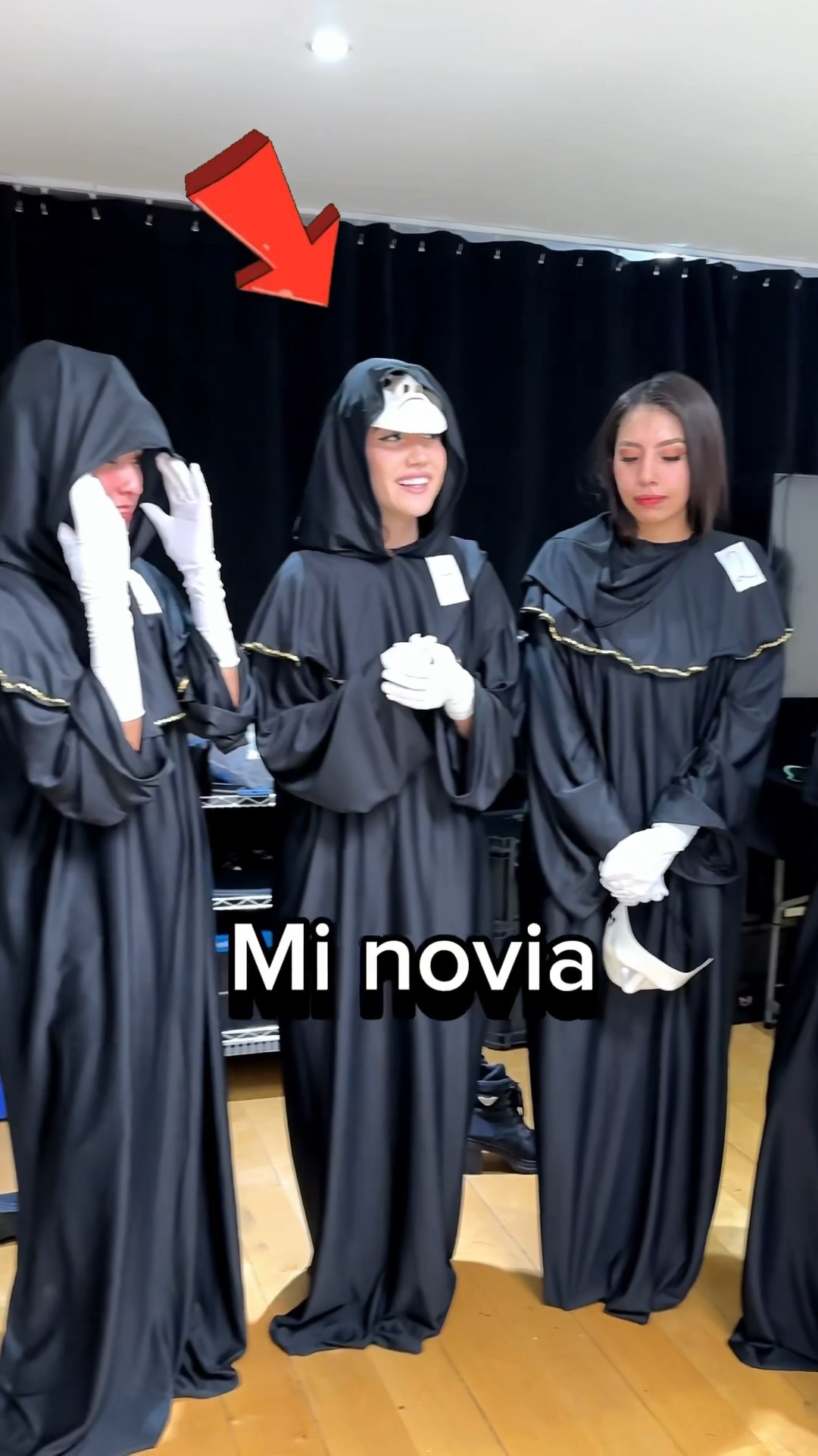 Intento adivinar QUIÉN es mi NOVIA entre estas chicas disfrazadas