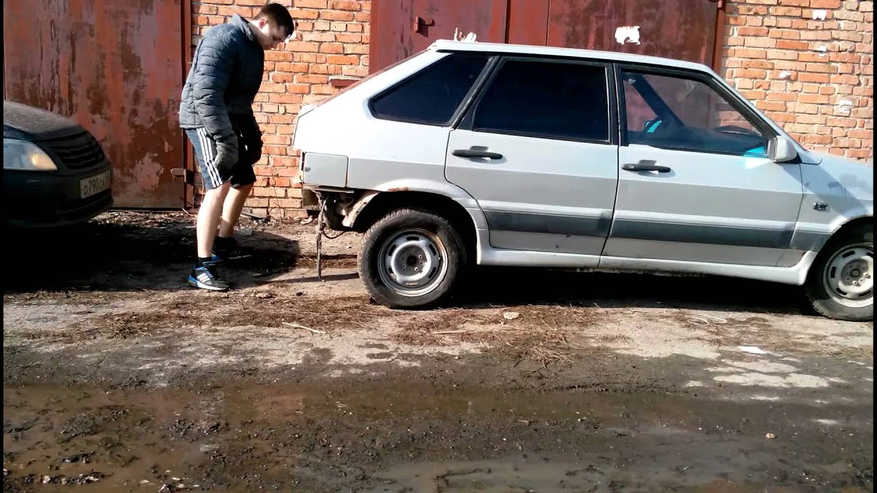 Мужик поднял машину