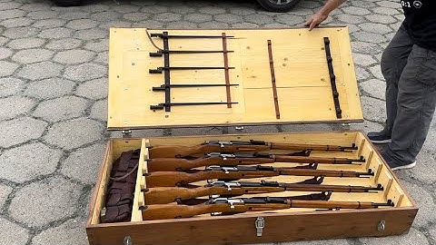 Skrzynia pełna starych karabinów