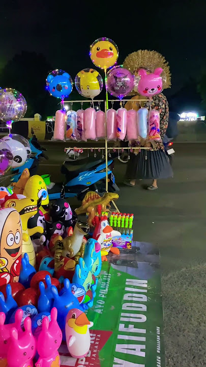 Balon pinguin warna warni diliatin ondel ondel