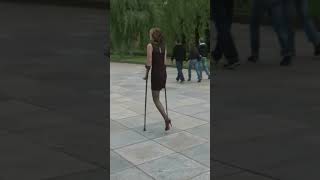 sak Amputee woman crutching #oneleg #amputada #crutches #rak #sak