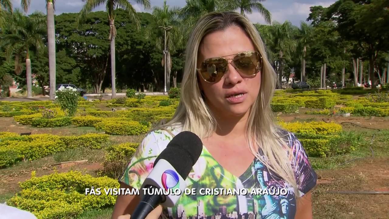 G1 - Integrante da equipe de Cristiano Araújo desmaia ao visitar túmulo -  notícias em Música em Goiás