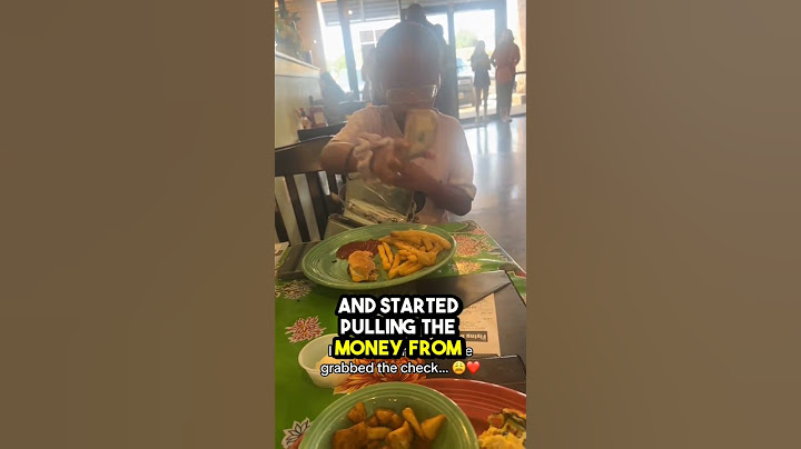 Her daughter paid the bill in the restaurant 🫨