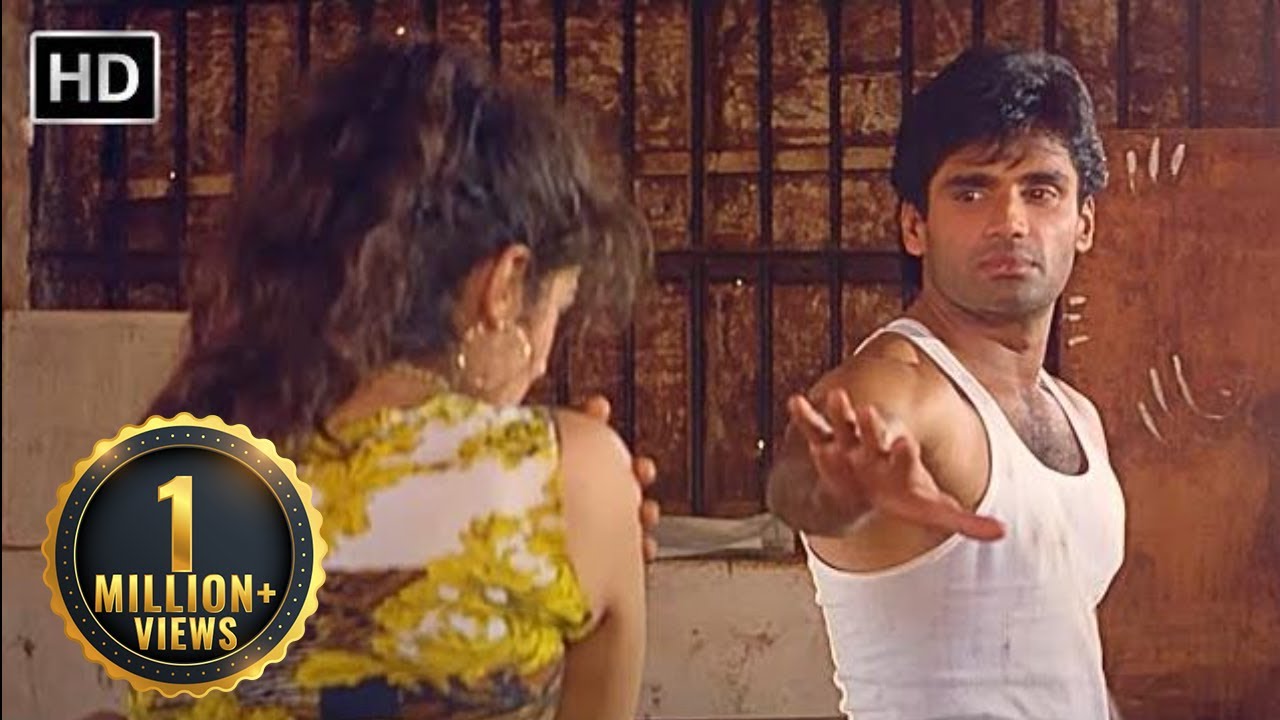 सुनील शेट्टी ने बचाई रवीना टंडन की जान - Mohra - Sunil Shetty, Raveena Tandon - Action Scene HD