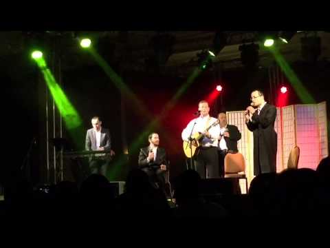 דדי גראוכר, מוישי ניילנדר, שלוימי גרטנר, והחזן ברסון בהופעה ביוון