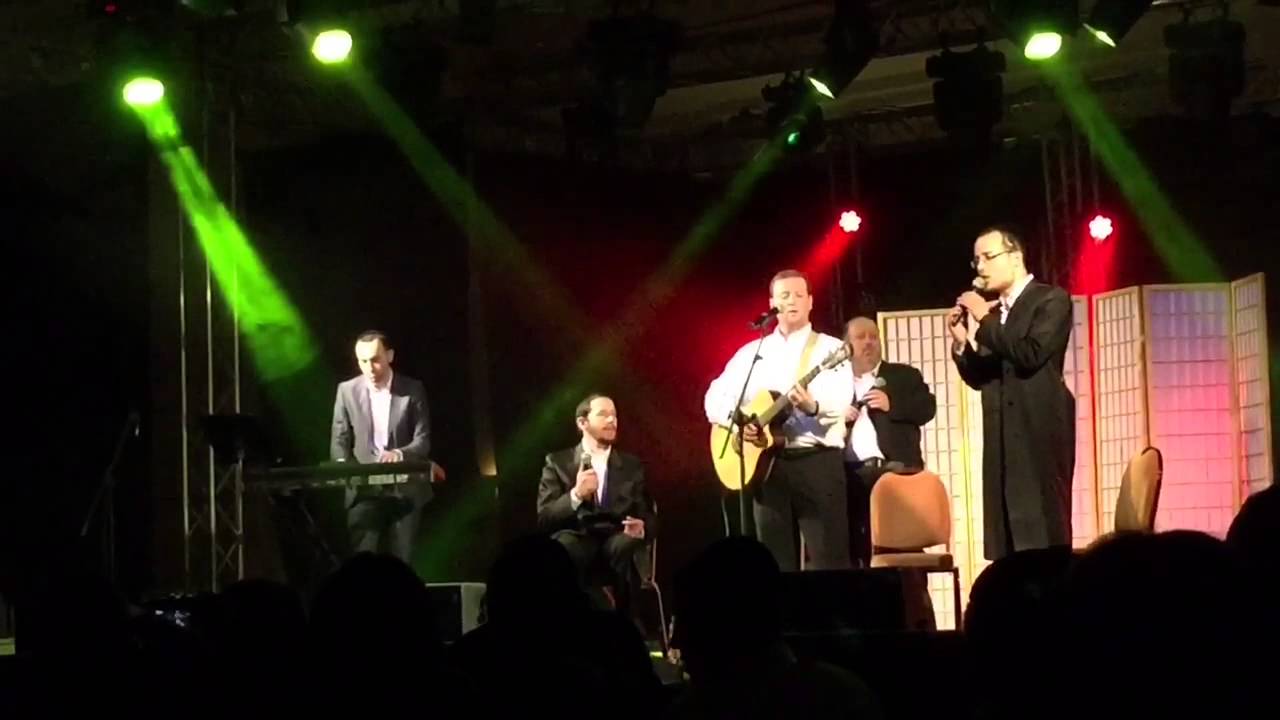 דדי גראוכר, מוישי ניילנדר, שלוימי גרטנר, והחזן ברסון בהופעה ביוון