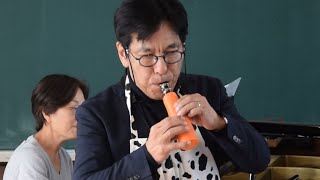 穴あきニンジン吹いてみると…　クラリネット奏者が演奏