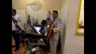 Video thumbnail of "OYE TRAICIONERA LA ELEGANCIA MUSICAL GRUPO YAKARE"