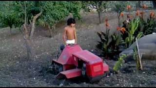 bambino manovra macchine agricole mp4.