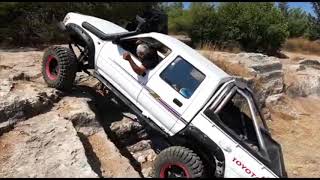 HARD Extreme Off Road TOYOTA Hilux on the Rocks
