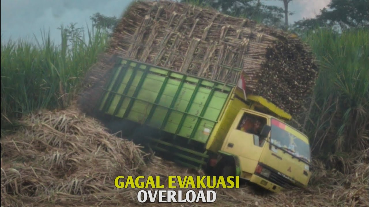 truk tebu gayor overload akhirnya di evakiasi jugak