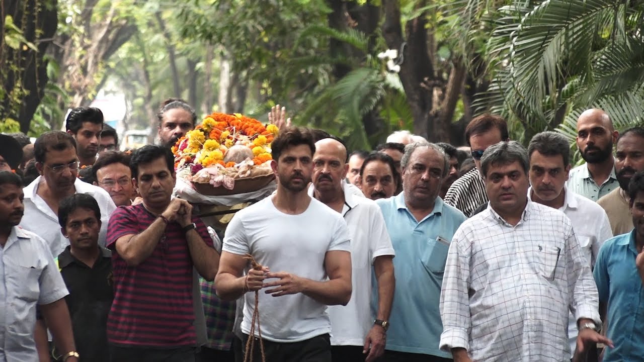 Hrithik Roshan At His Maternal Grandfather's Demise Doing The Last Rights