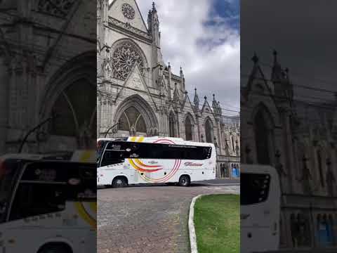 Tourisme en Equateur pendant l'état d'urgence : des cars de touristes devant la basilique de Quito