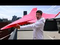 Je fabrique le plus grand avion en papier 