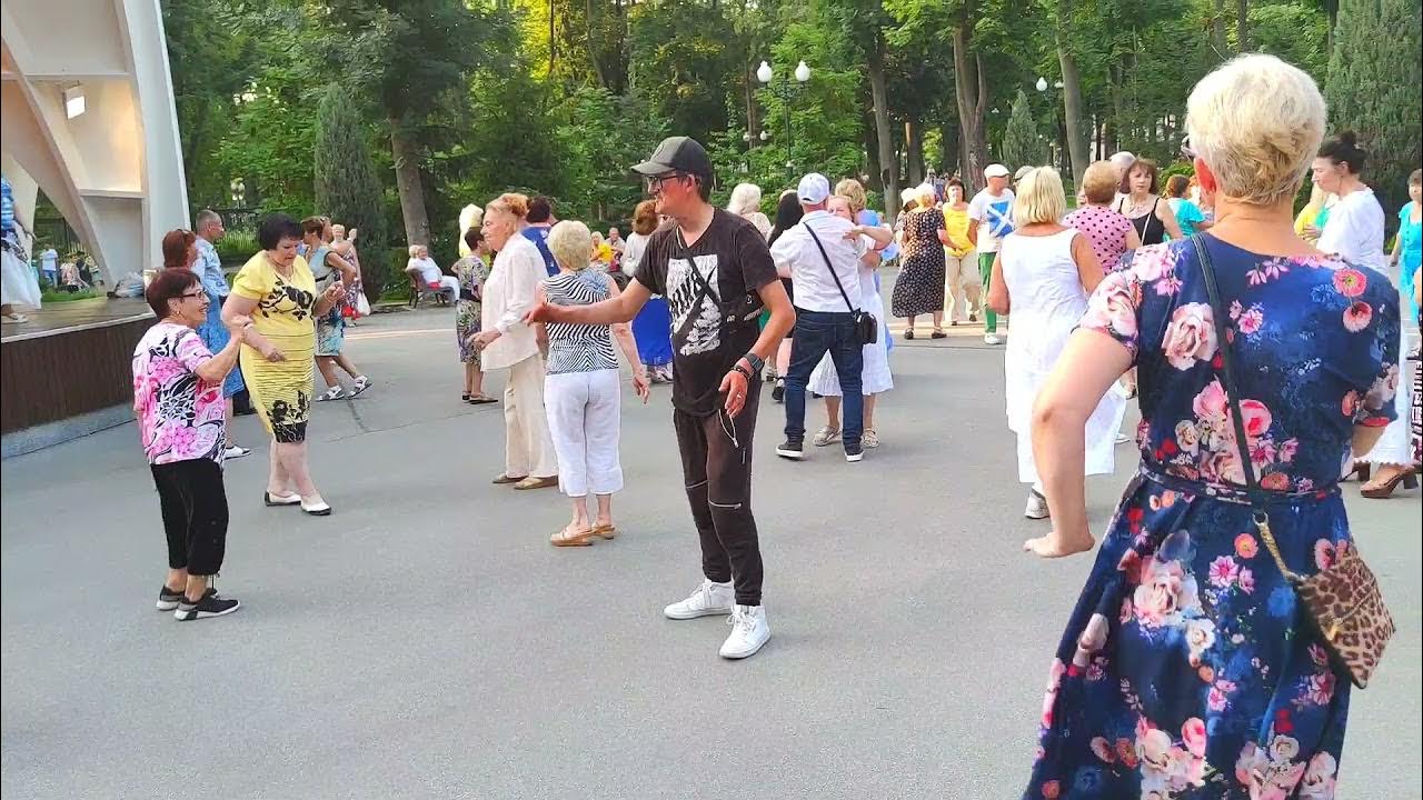 танцы в парке горького в харькове. харьков парк горького танцы. танцы в харькове для пожилых в парке горького. танцы в белгороде в парке победы ирина бездетко. танцы в харькове.