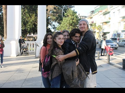 \"აქცია ჩამეხუტე\" - უცხოელი, რომელიც ბათუმში გამვლელებს ჩახუტებას სთხოვს - პერფორმანსი პოზიტივისთვის