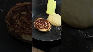 Zutaten für 4 Pancakes(25g Protein): - 50g Skyr - 1 reife Banane - 2 Eier - 50g geschrotete Hafe