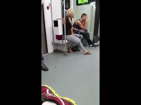 Metrobüste durakta boş bulduğu yere tuvaletini yapan kadın.
