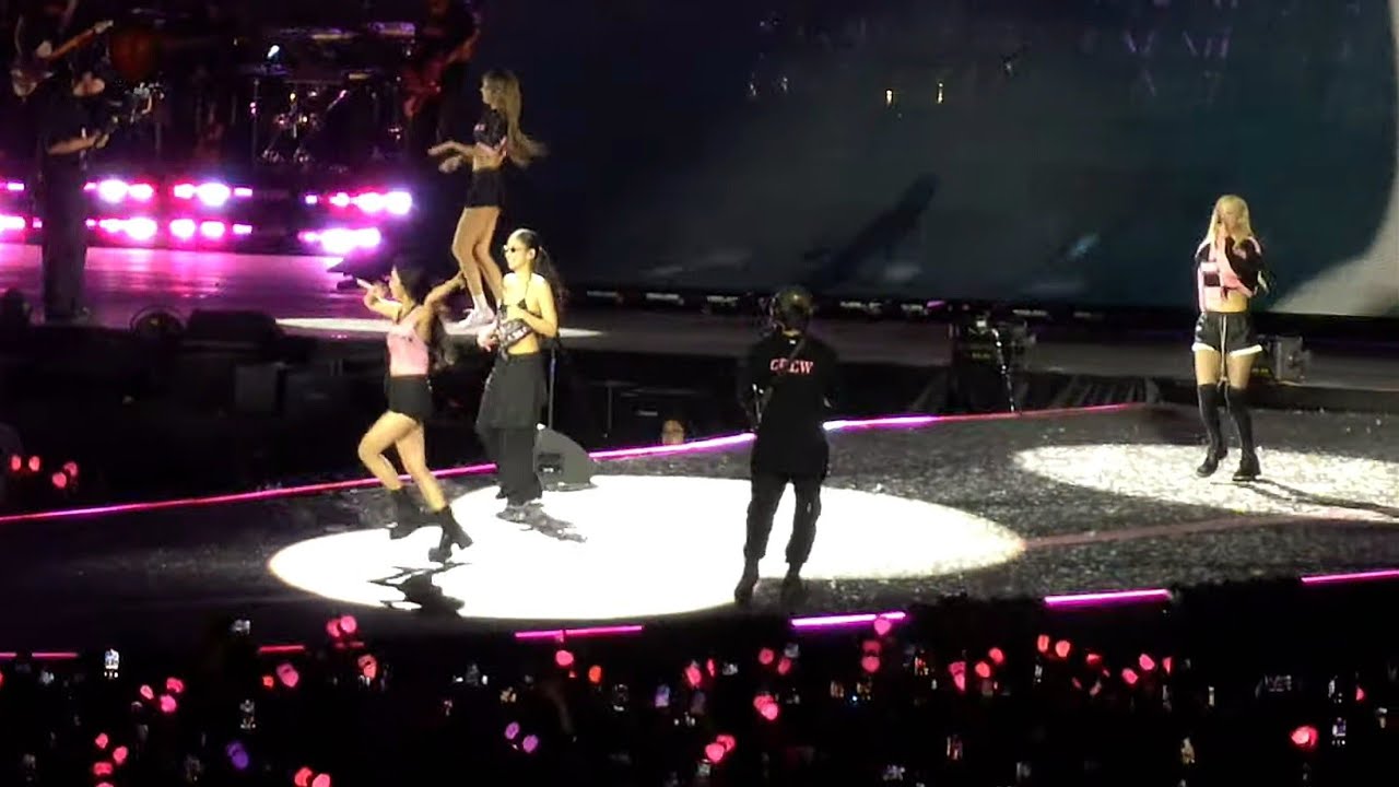 BLACKPINK in 4K - APT. (BLACKPINK VERSION) - DAY 1 TORONTO, ROGERS STADIUM - JULY 22 2025 - DEADLINE
