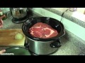 Cocinando carne de res en una olla electrica