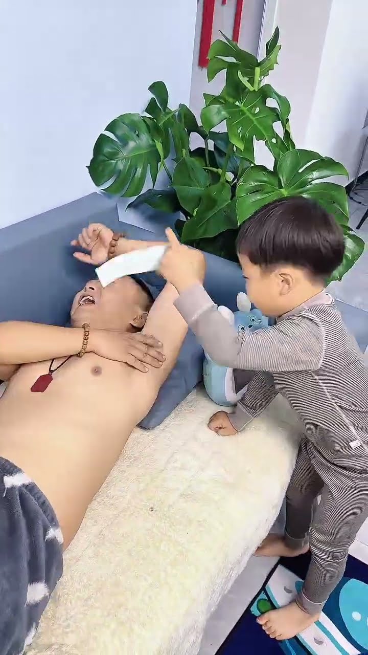 爸爸又在睡懒觉，儿子都看不下去了！#Cute baby#Cute#呆萌小米宝#聪明宝宝#萌娃