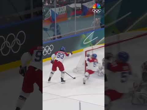 A quick transition and brilliant teamwork puts Czechia's men ahead against France in ice hockey.