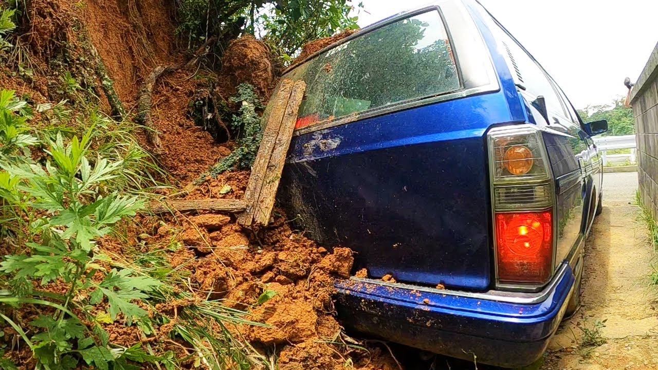 大雨で土砂に埋まった旧車を救出【ハイサイ探偵団】