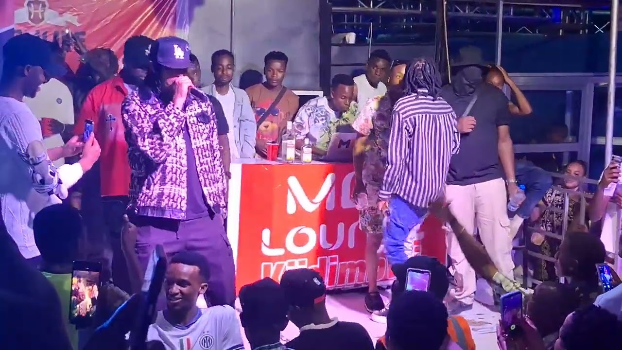 Dogo Janja, Fido vato & Chalii mtoto wa Bibi Ni Balaa hapo Jukwaan| A TOWN ni Kwere 