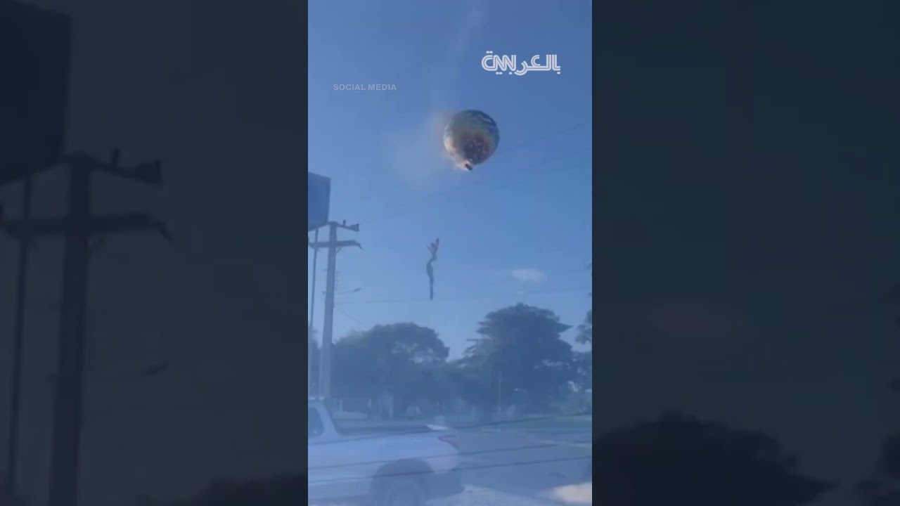 لحظات مرعبة... نيران تلتهم منطاد هواء ساخن يحمل أشخاصًا فتسقطه بسرعة