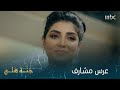 العروس في أبهى جمالها وأمها بجلباب بيتها وعيونها مليئة بالحزن والدموع العروس في أبهى جمالها وأمها بجلباب بيتها وعيونها مليئة بالحزن والدموع