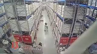 Warehouse racks collapse