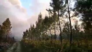 Un helicóptero descarga agua en un incendio en Sober