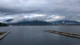 The takeoff of a plane from water in Vancouver. /Взлет гидроплана в Ванкувере