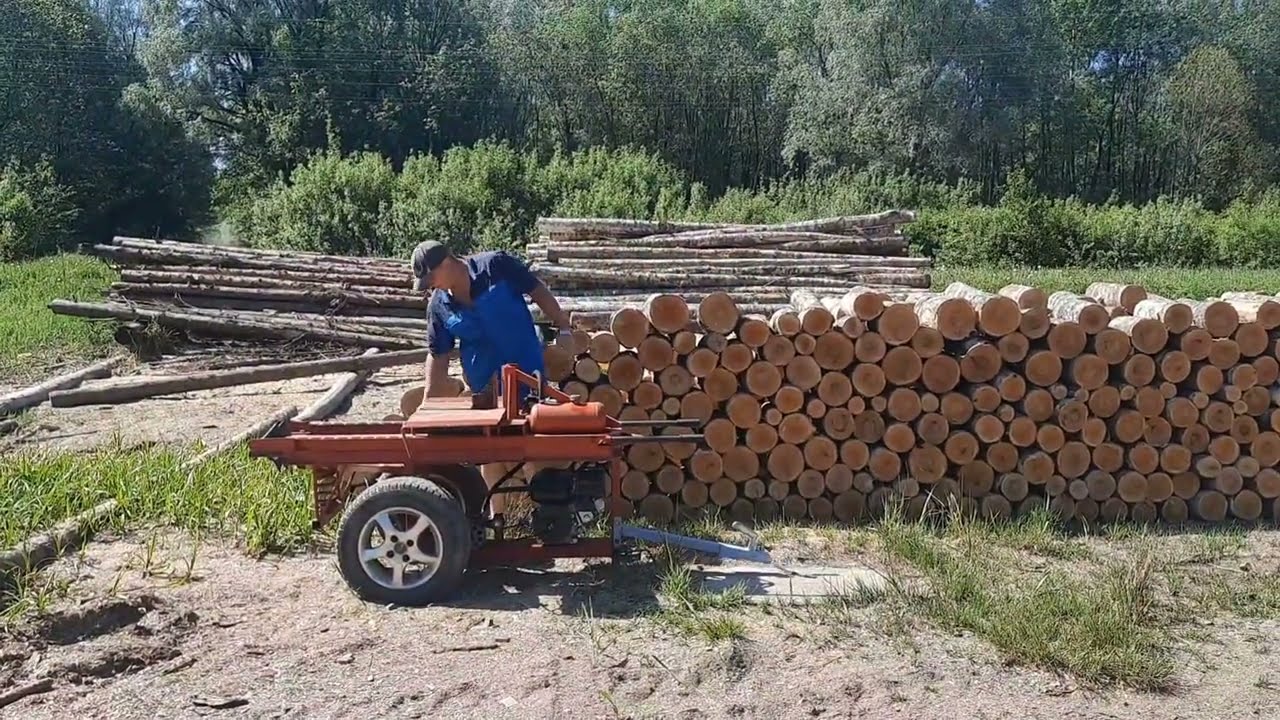 ⁣Колю дрова дровоколом. Сработала реклама на банере, уехал первый складометр. Заработок на дровах.