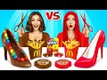Reto de comida de chocolate vs real | Divertida hamburguesa de chocolate y pastel arcoíris de RATATA