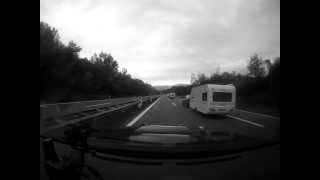 Hilux Caravan auf Autobahn überholt