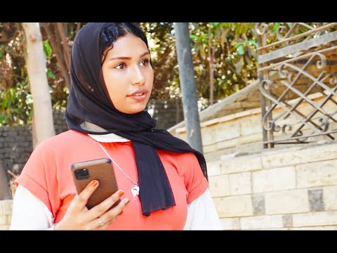 بنت تستغل جمالها وتنصب علي الناس في الشارع بحركه صايعه