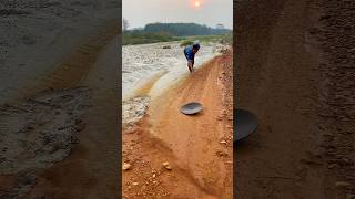 This is the process of searching and discovering gold. ⚒️💰 #gold #goldprospecting #fyp #viral