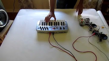 Garth K jamming on Molecule Synth