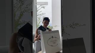 BOYFRIEND REACTS TO BIRTHDAY PRESENT 😁🎁🇮🇹 (cute)