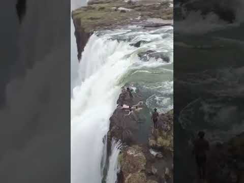 Video: Living on the Edge: Plivanje u Devil's Pool, Victoria Falls