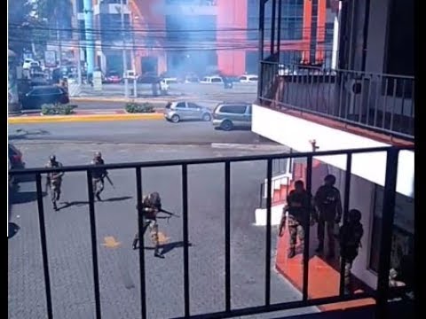 Policía dispersa a bombazos a choferes en la avenida Abraham Lincoln